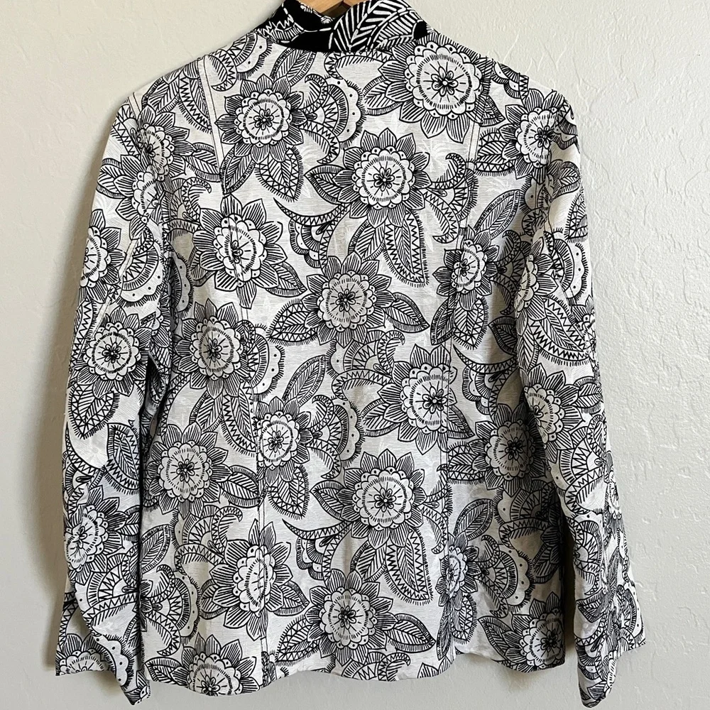Chico’s Lagenlook Floral Jacket Black & White Botanical Asian Design 1 Medium - Picture 3 of 5